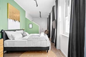 1 Schlafzimmer, Schreibtisch, Bügeleisen/Bügelbrett, Reisekinderbett