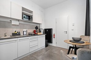 Kylskåp, mikrovågsugn, spishäll och diskmaskin