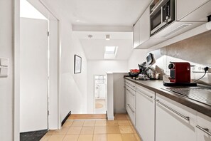 Køleskab, mikrobølgeovn, kogeplade, opvaskemaskine