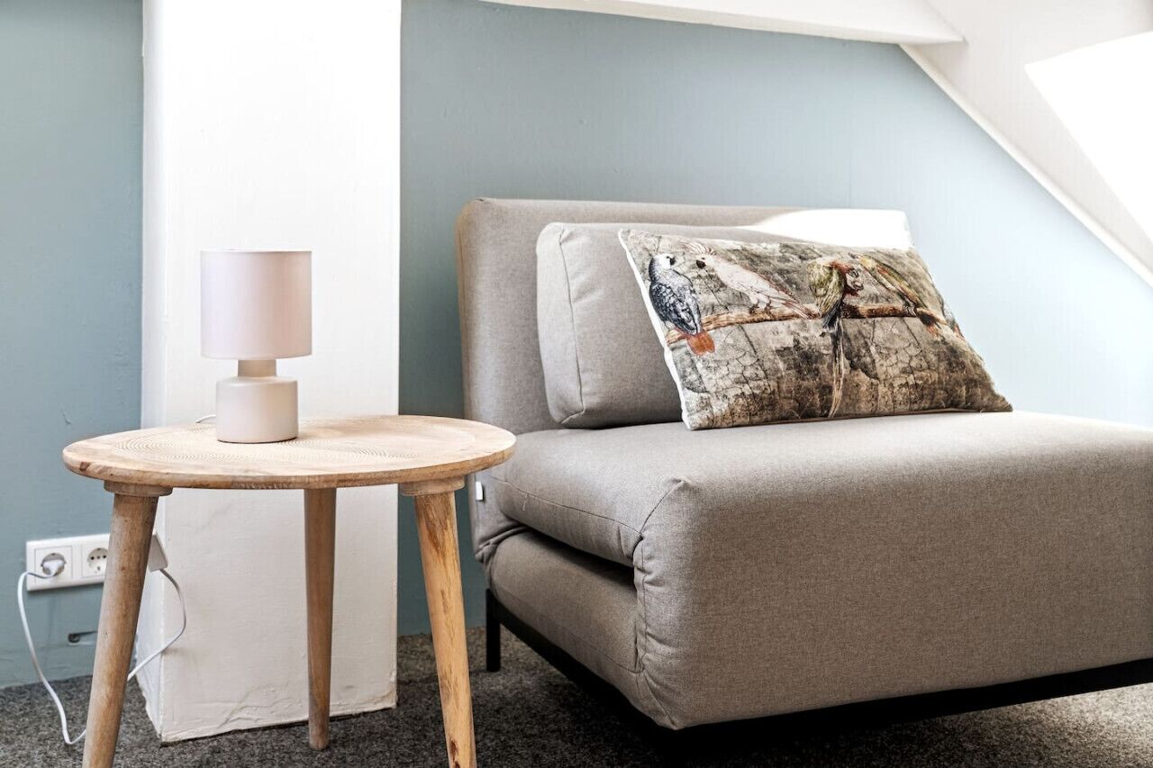 Een televisie en een stereo