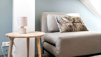 Een televisie en een stereo