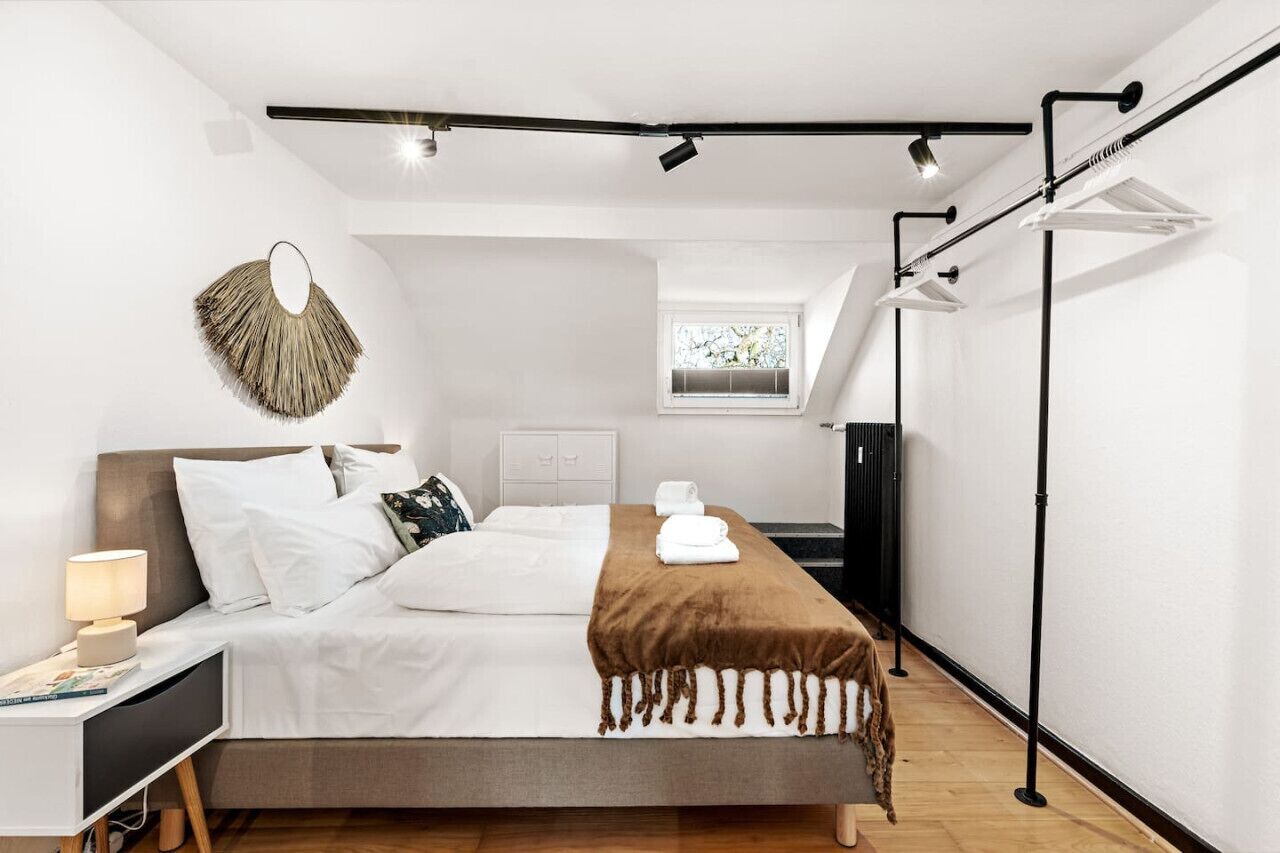 1 間睡房、書桌、熨斗/熨衫板、可攜式嬰兒床