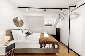 1 chambre, bureau, fer et planche à repasser, lit parapluie