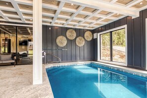 Una piscina cubierta