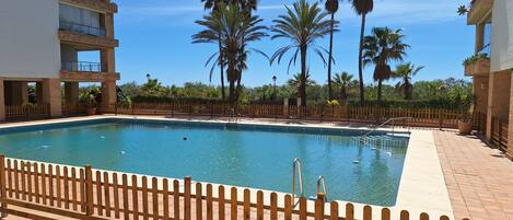 Una piscina al aire libre