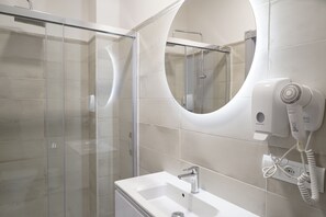 Basic Room | Bathroom | Shower, free toiletries, hair dryer, bidet - Palacete Real (Almonte)