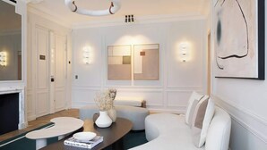 Un salon moderne avec un canapé, une table basse et une cheminée.