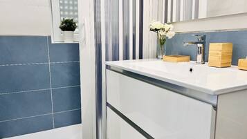 Appartamento, vista montagna | Bagno | Set di cortesia gratuito, asciugacapelli