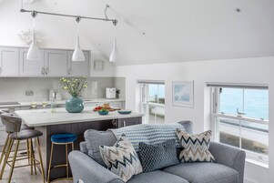 Frigorífico, lavavajillas, hervidor eléctrico y tostadora