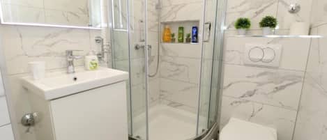 Departamento urbano, balcón, vista al jardín | Baño | Regadera, secadora de cabello, toallas, jabón