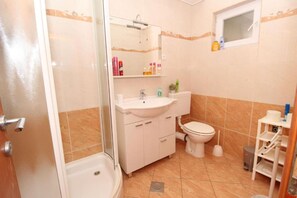 Comfort Apartment | Bathroom | Shower, hair dryer, towels, soap - Apartments Danijela Novalja (Novalja)