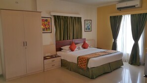 Habitación Deluxe con 1 cama doble o 2 individuales | Caja fuerte, cortinas opacas, tabla de planchar con plancha