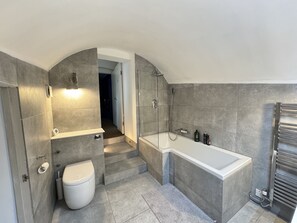 Shower, hair dryer, towels, soap - Eccleston Apartment (London)