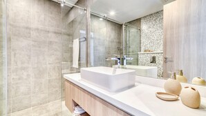 House - Elegant 2BR w Breathtaking Marina Balcony (Dubai)
