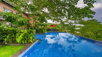 5 outdoor pools