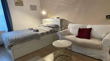 1 dormitori, caixa forta a l'habitació i planxa i posts de planxar