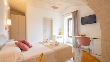 Habitación estándar, vistas al jardín | Ropa de cama de alta calidad, edredones de plumas, minibar