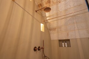 Habitación familiar, vistas al jardín | Baño | Secador de pelo, bidé, toallas y jabón