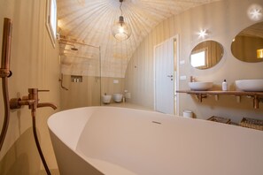 Quarto família, vista para o jardim | Banheiro | Secador de cabelo, bidê, toalhas de banho, sabonete