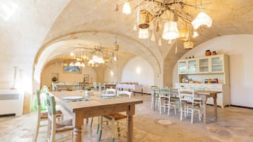Café da manhã com buffet grátis todos os dias