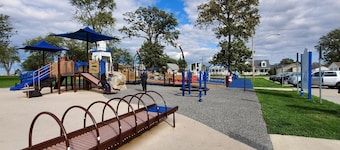 Buckeye Bungalow 2 Park-Beach-Bonfires-Bikes. Near everything & dog friendly