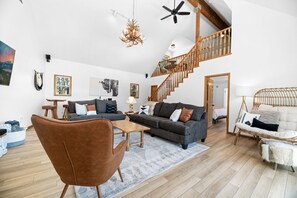 Smart-TV, Kamin, Tischfußball, Arbeitsbereiche