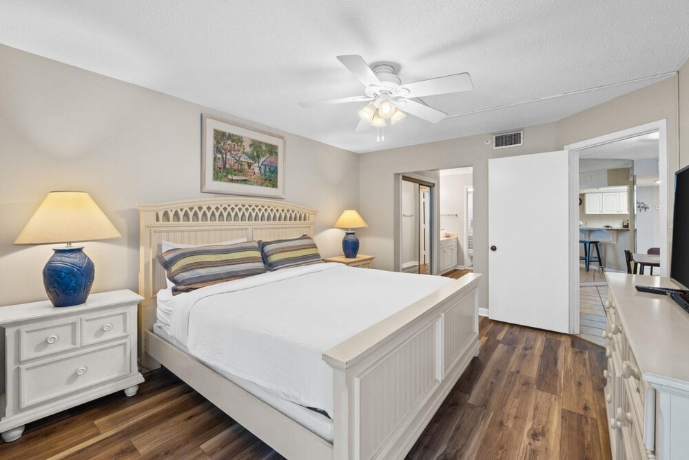 Summerhouse 307B Beachfront Beach Serv Incl, East end, 2 Pools