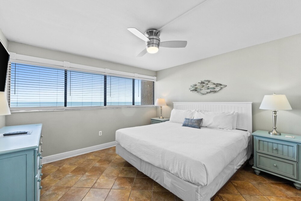 Summerhouse 402A Beachfront, 2 Pools, Hot Tub, Beach Service Incl