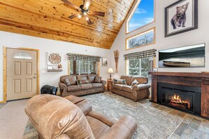 Smart-TV, peis, DVD-spiller og bordtennis