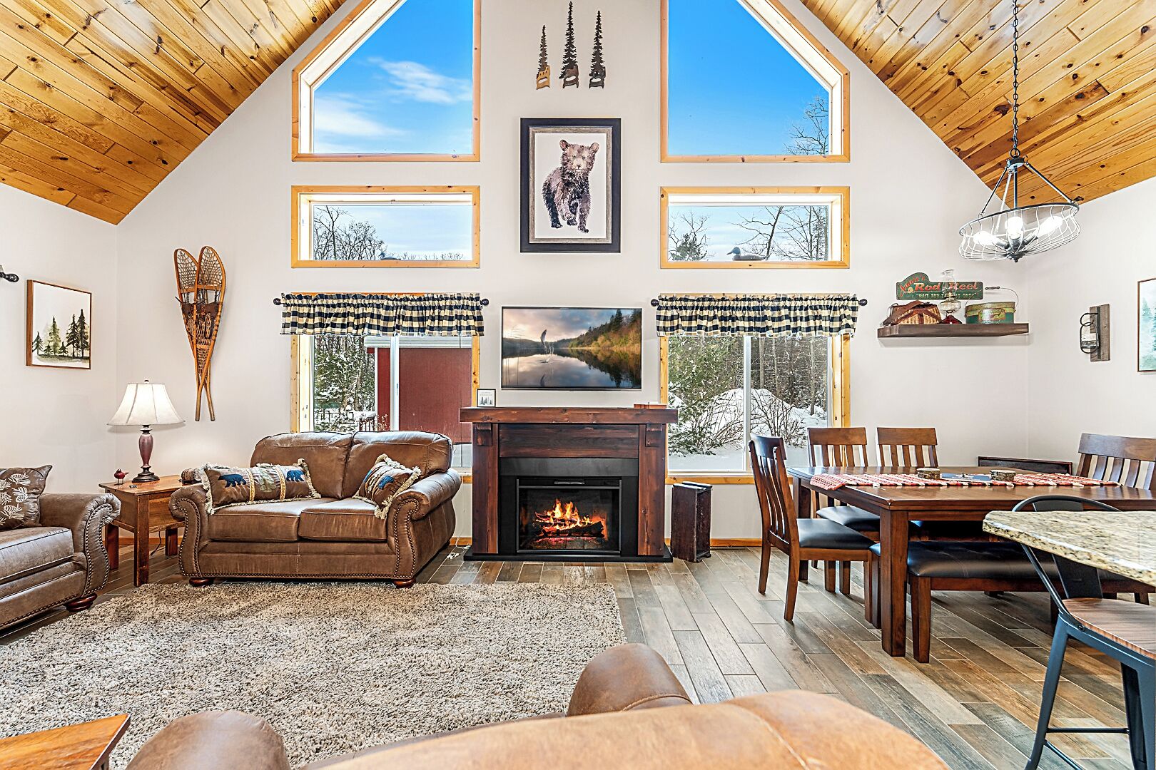 Älytelevisio, takka, DVD-soitin, pöytätennispöytä