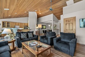 スマートテレビ、暖炉、卓球台