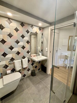 Amenidades de baño ecológicas, secadora de cabello, toallas 