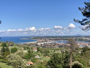 Une ville côtière dotée d’un port de plaisance, de quartiers résidentiels et offrant une vue sur la mer.