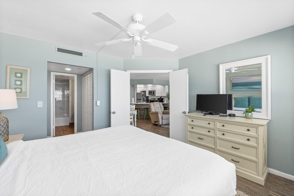 Summerhouse 802A Beachfront, 2 Pools, Free Activities, East End of