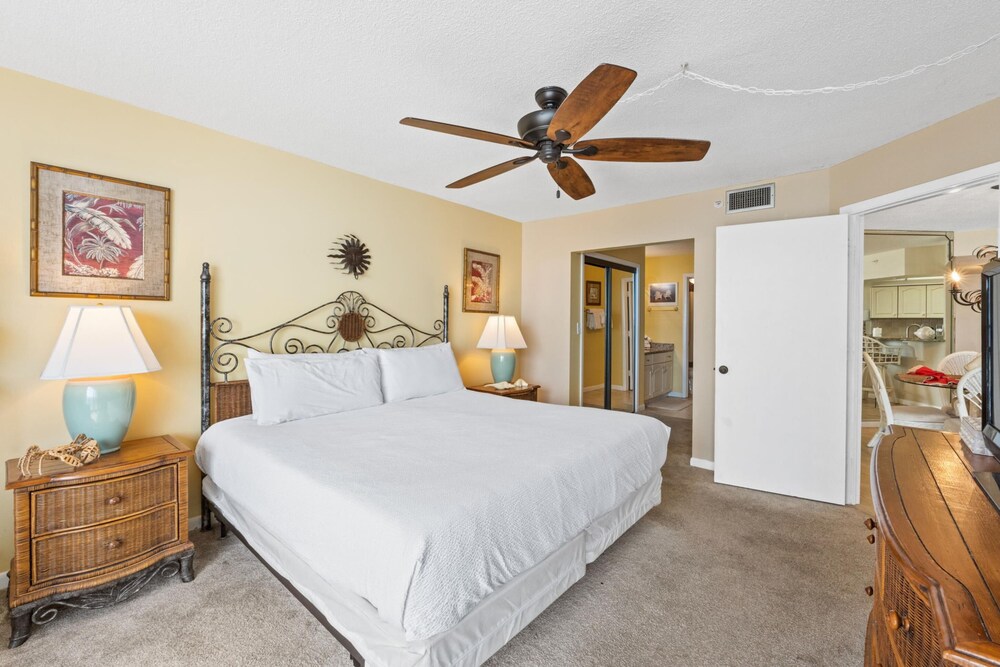 Summerhouse 807B Beachfront, Free Golf, 2 Pools, Hot Tub, East End