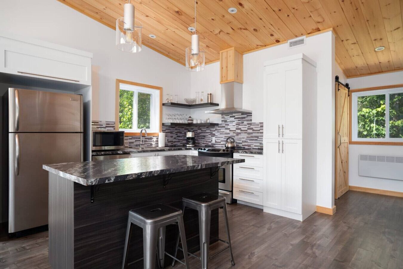 Réfrigérateur, micro-ondes, four, plaque de cuisson