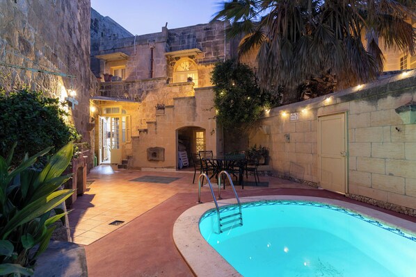 Outdoor pool, pool umbrellas, pool loungers - Tan-Nanna Farmhouse (Kercem)