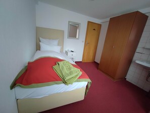 1 bedroom - Room in Guest Room - Comfortable Single Room With Shared Bathroom and Kitchen (Forbach)