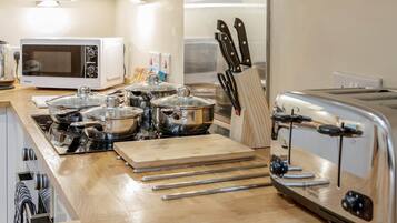 Standard Apartment, 2 Bedrooms | Private kitchen | Fridge, microwave, oven, stovetop