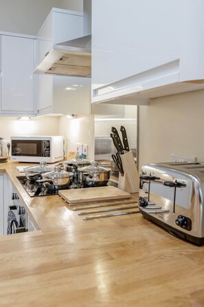 Apartamento estándar, 2 habitaciones | Cocina privada | Frigorífico, microondas, horno y placa de cocina