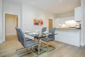 Standard-Apartment, 2 Schlafzimmer | Esszimmer