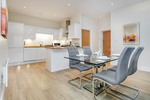 Leilighet – standard, 2 soverom | Spisestue