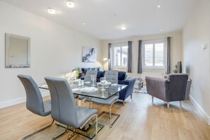 Standard Apartment, 2 Bedrooms | Dining room - Luxury 2 Bedroom Apartments with Parking (Maidenhead)