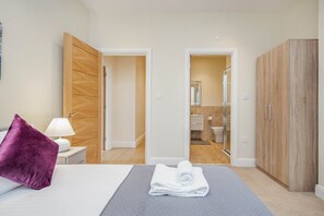 Standard Apartment, 2 Bedrooms | 2 bedrooms, laptop workspace, bed sheets - Luxury 2 Bedroom Apartments with Parking (Maidenhead)