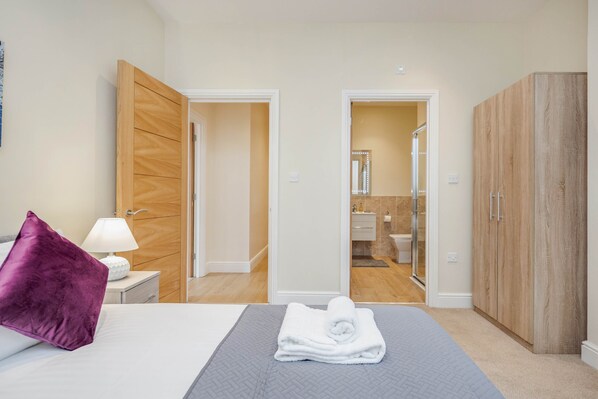 Apartamento estándar, 2 habitaciones | 2 dormitorios, espacio para trabajar con un portátil, ropa de cama