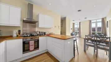 Basic Apartment, 2 Bedrooms | Private kitchen | Fridge, microwave, oven, stovetop