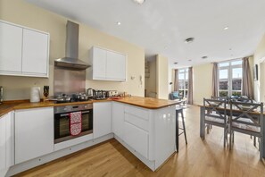 Basic-Apartment, 2 Schlafzimmer | Eigene Küche | Kühlschrank, Mikrowelle, Ofen, Herdplatte