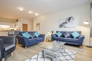 Apartamento estándar, 2 habitaciones | Zona de estar | Smart TV de 47 cm con canales digitales, Netflix