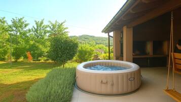 Outdoor spa tub