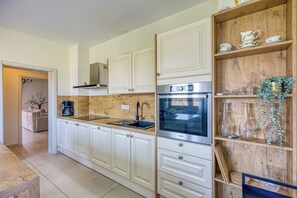 Family House, Multiple Bedrooms, 2 Bathrooms, Mountainside (Hedonistic Vineyard Estate with Hot) | Private kitchen | Fridge, oven, stovetop, dishwasher - Hedonistic Vineyard Estate (Ludbreg)